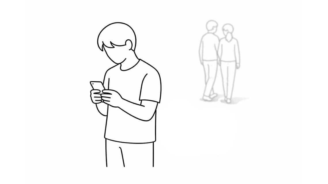 Ein Jugendlicher schaut auf sein Smartphone; zwei Personen sind blass im Hintergrund angedeutet.